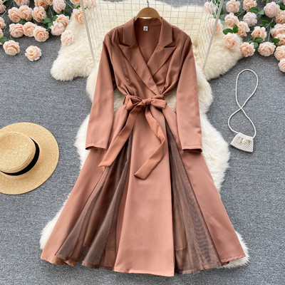 Naiste kleit tülli ja klassikalise kraega