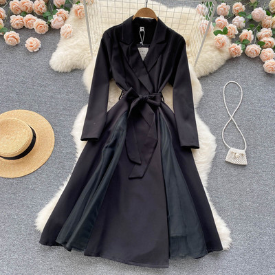 Naiste kleit tülli ja klassikalise kraega