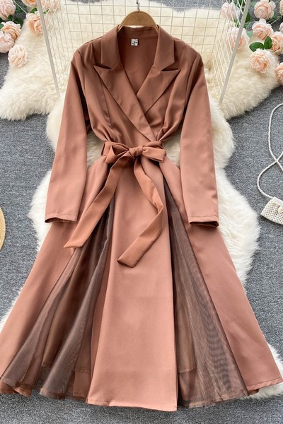 Naiste kleit tülli ja klassikalise kraega