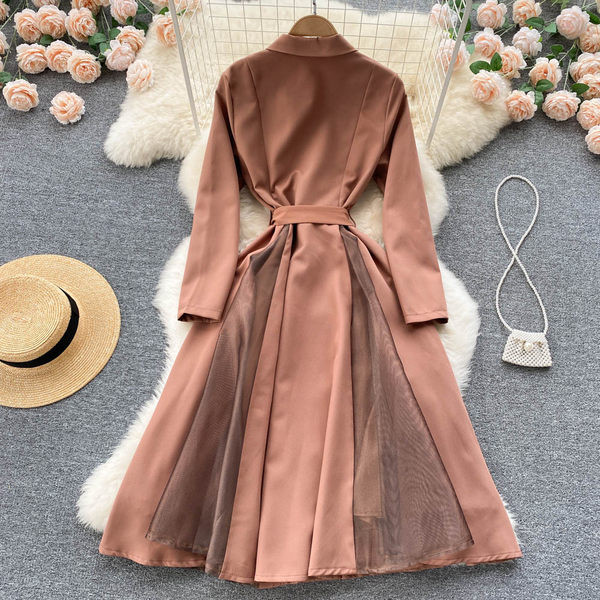 Naiste kleit tülli ja klassikalise kraega