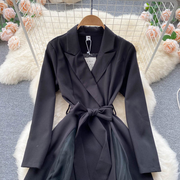 Naiste kleit tülli ja klassikalise kraega