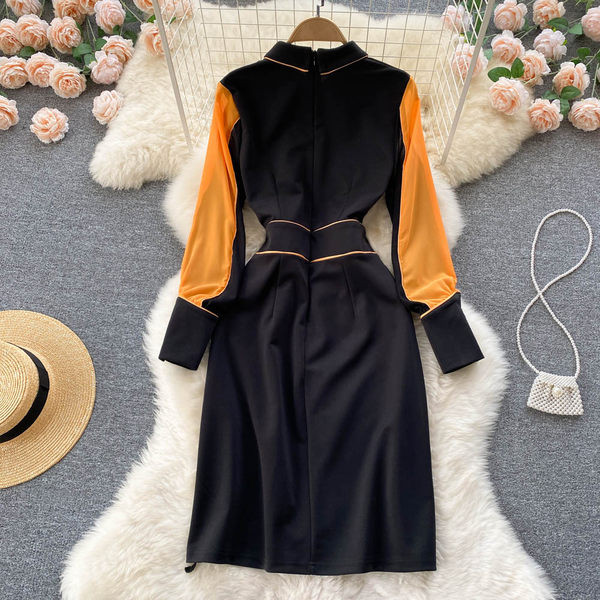 Moodne tikandite ja nööpidega kleit