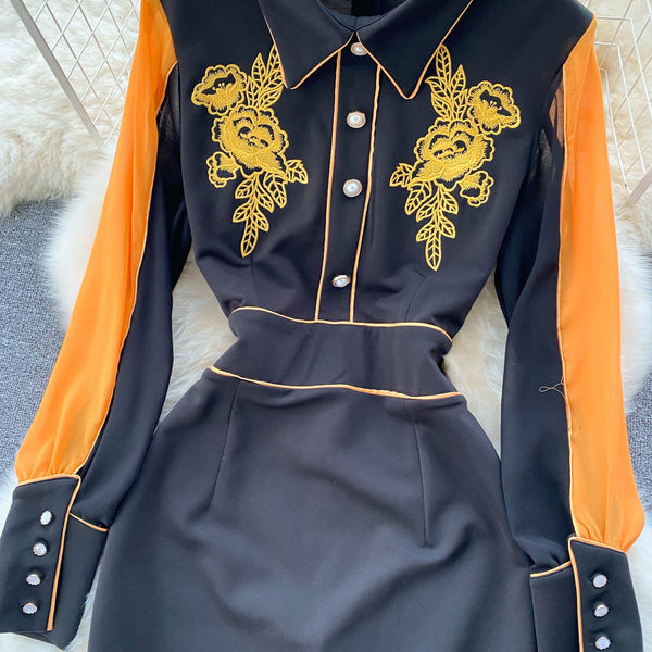 Moodne tikandite ja nööpidega kleit