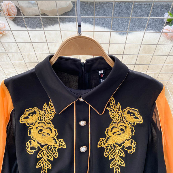 Moodne tikandite ja nööpidega kleit