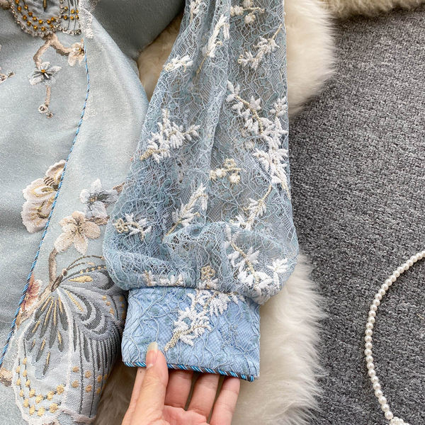 Naiste elegantne pitsi ja tikandiga kleit