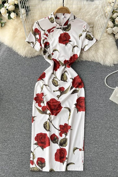 Lillemotiivide ja lühikeste varrukatega naiste kleit