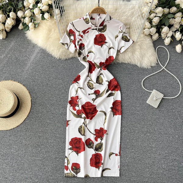 Lillemotiivide ja lühikeste varrukatega naiste kleit