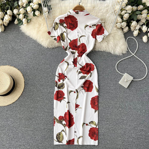 Lillemotiivide ja lühikeste varrukatega naiste kleit