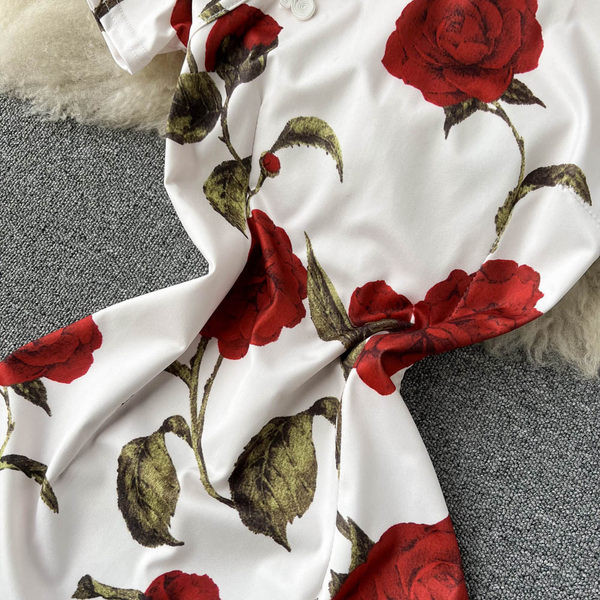 Lillemotiivide ja lühikeste varrukatega naiste kleit