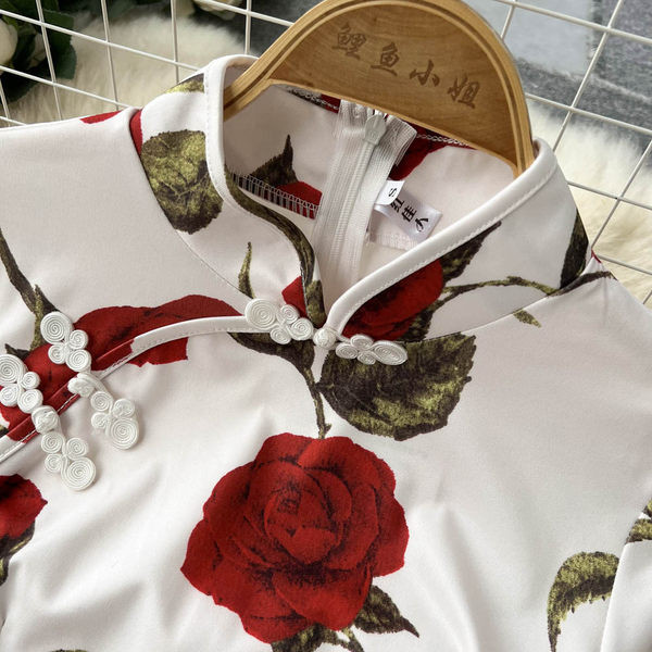 Lillemotiivide ja lühikeste varrukatega naiste kleit