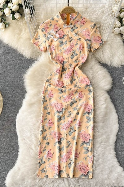 Lillemustri ja lühikeste varrukatega naiste kleit