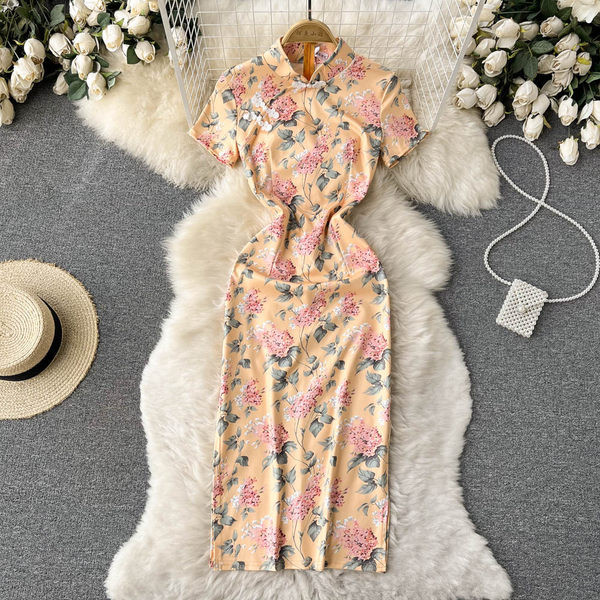 Lillemustri ja lühikeste varrukatega naiste kleit