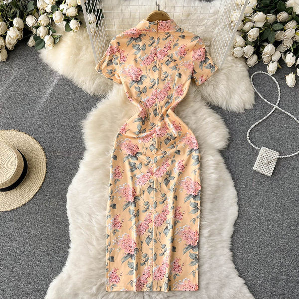 Lillemustri ja lühikeste varrukatega naiste kleit