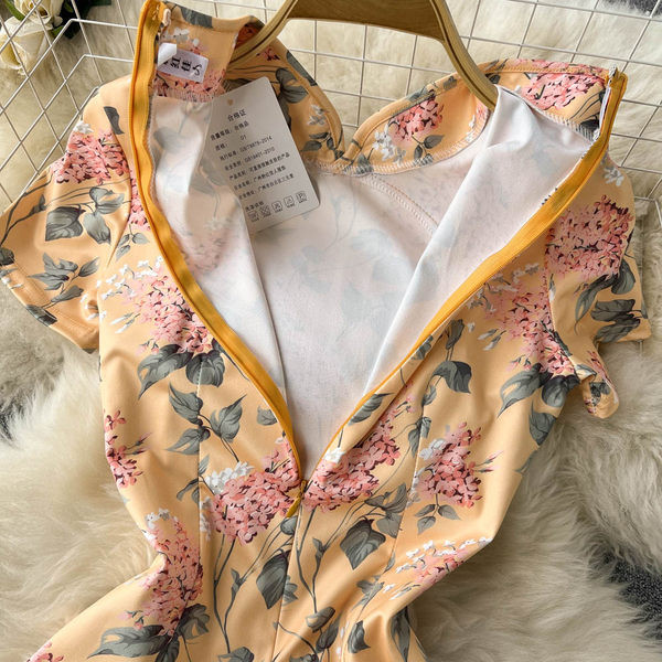 Lillemustri ja lühikeste varrukatega naiste kleit