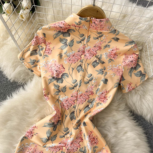 Lillemustri ja lühikeste varrukatega naiste kleit