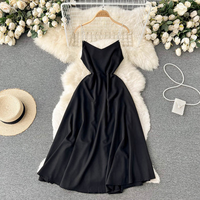 Stiilne naiste kleit õhukeste rihmadega - mitut värvi