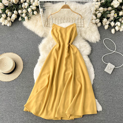 Stiilne naiste kleit õhukeste rihmadega - mitut värvi