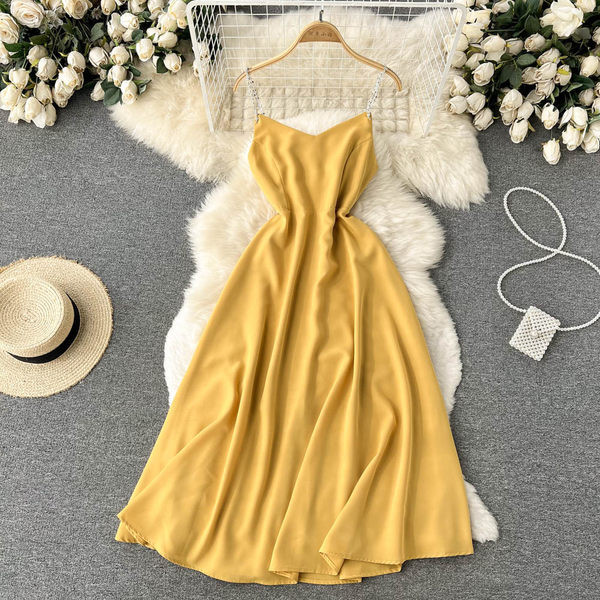 Stiilne naiste kleit õhukeste rihmadega - mitut värvi