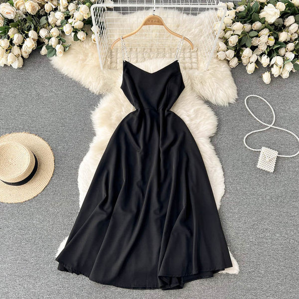 Stiilne naiste kleit õhukeste rihmadega - mitut värvi