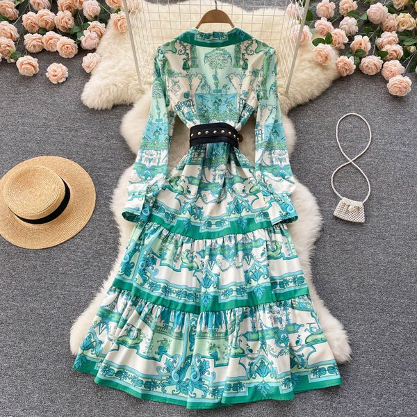 Naiste kleit vöökohal ja klassikalise kraega