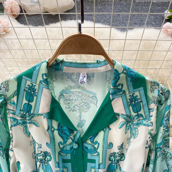 Naiste kleit vöökohal ja klassikalise kraega