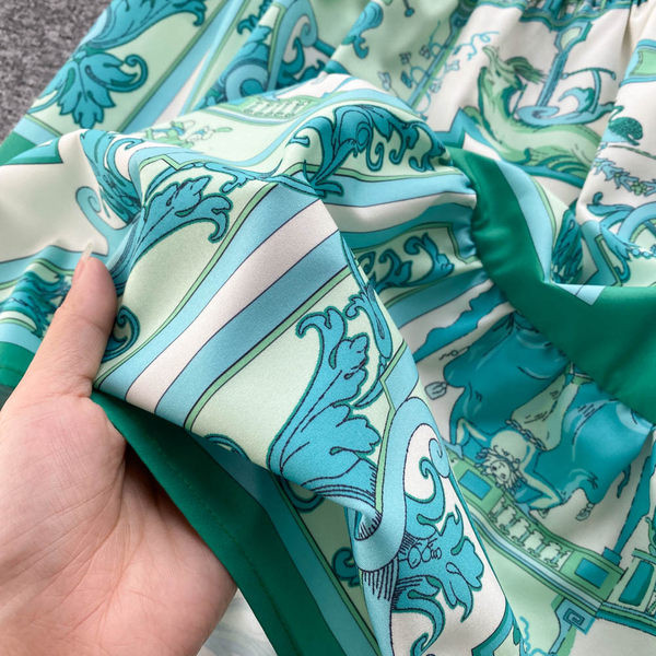 Naiste kleit vöökohal ja klassikalise kraega