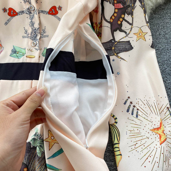 Uut mudelit pikkade varrukate ja värvimustriga naiste kleit