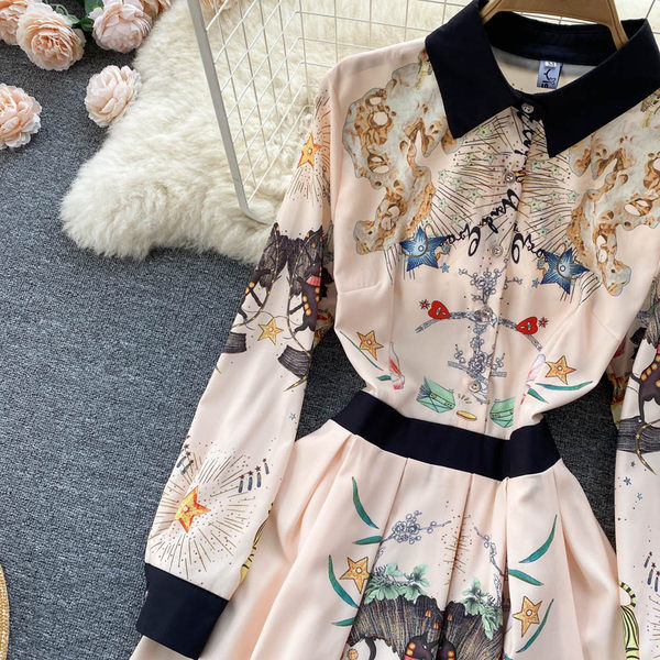 Uut mudelit pikkade varrukate ja värvimustriga naiste kleit