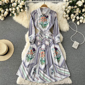 Κομψό γυναικείο φόρεμα με φλοράλ μοτίβο και κλασικό γιακά