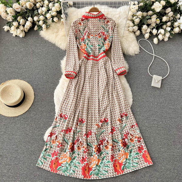 Klassikalise kraega ja lillemotiividega naiste kleit