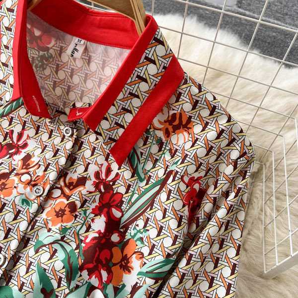 Klassikalise kraega ja lillemotiividega naiste kleit