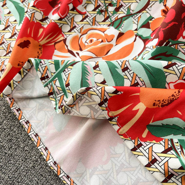 Klassikalise kraega ja lillemotiividega naiste kleit