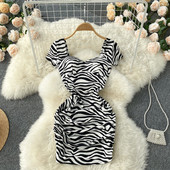 Lühikeste varrukatega naiste kleit must ja valge