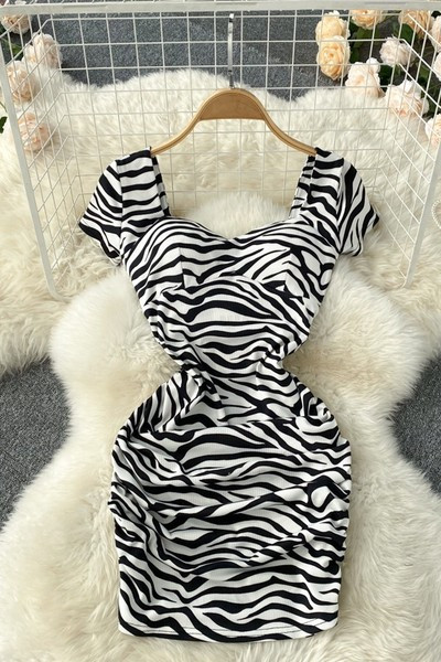 Lühikeste varrukatega naiste kleit must ja valge