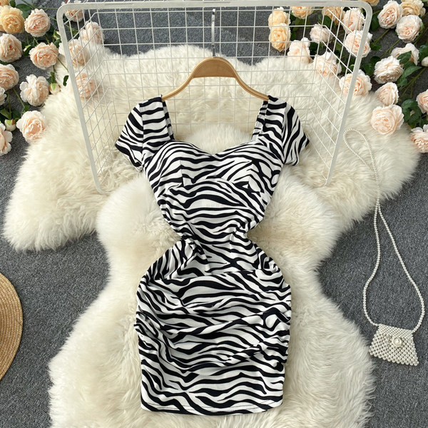 Lühikeste varrukatega naiste kleit must ja valge