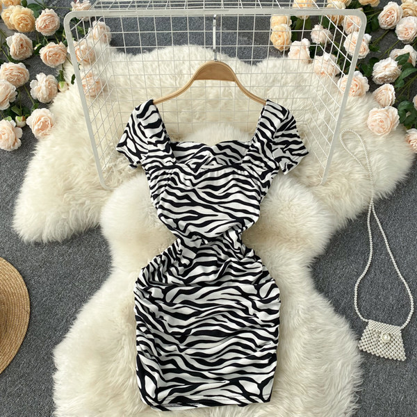 Lühikeste varrukatega naiste kleit must ja valge