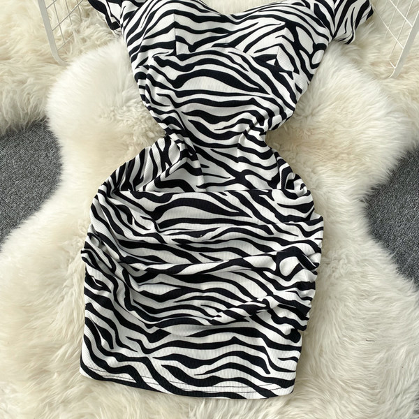 Lühikeste varrukatega naiste kleit must ja valge