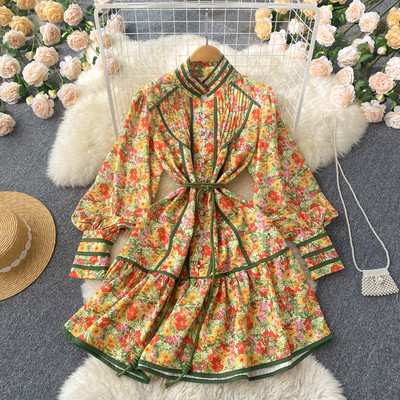 Lühikese lõikega lillemustriga kleit