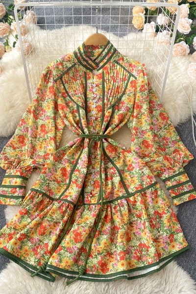 Lühikese lõikega lillemustriga kleit