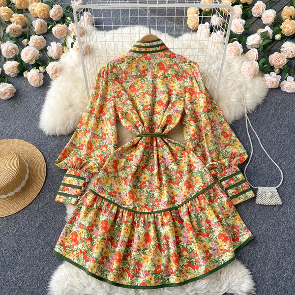 Lühikese lõikega lillemustriga kleit