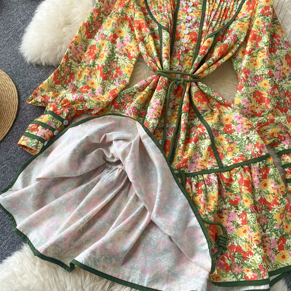 Lühikese lõikega lillemustriga kleit