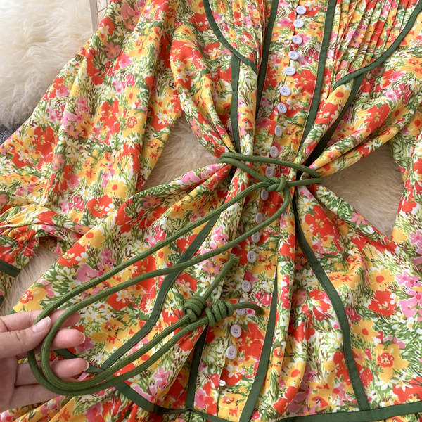 Lühikese lõikega lillemustriga kleit