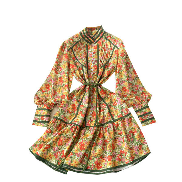 Lühikese lõikega lillemustriga kleit