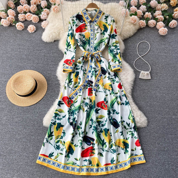 Moodne valge lillemustriga kleit naistele