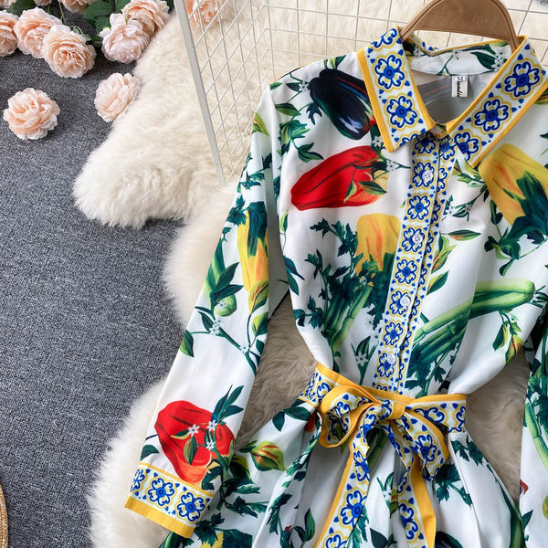 Moodne valge lillemustriga kleit naistele