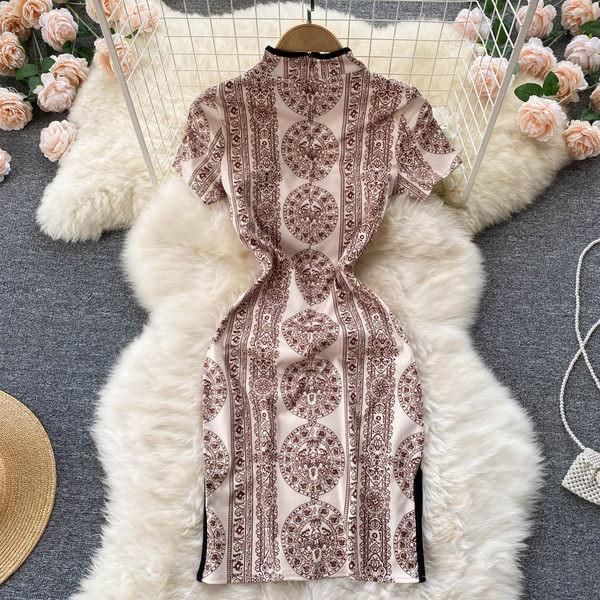 Naiste lühikeste varrukatega pitskleit – roosat värvi