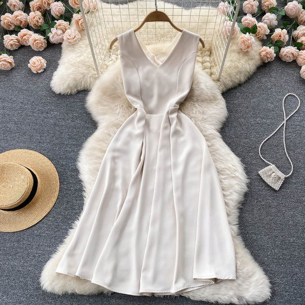 Naiste väljalõikega kleit spits kaelusega