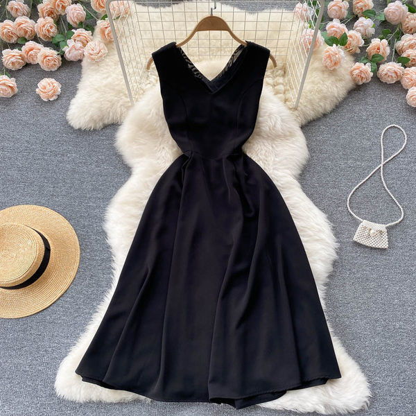 Naiste väljalõikega kleit spits kaelusega