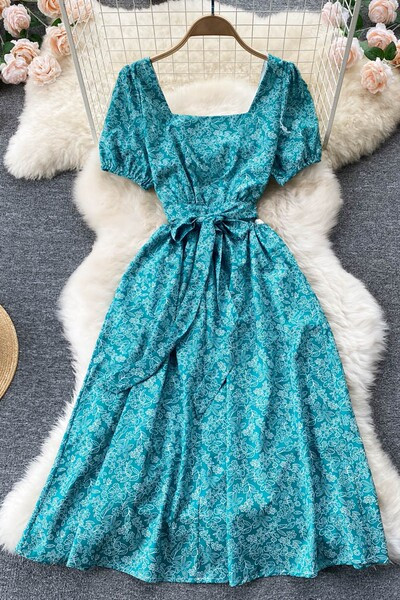 Kandilise kaelusega ja lühikeste varrukatega naiste kleit