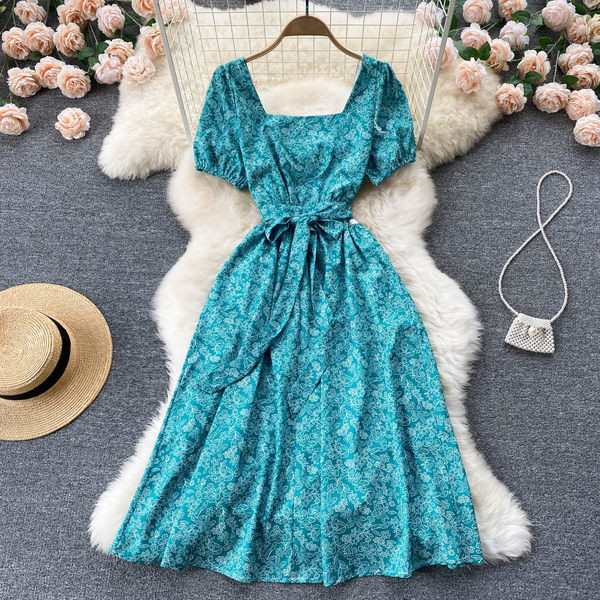 Kandilise kaelusega ja lühikeste varrukatega naiste kleit